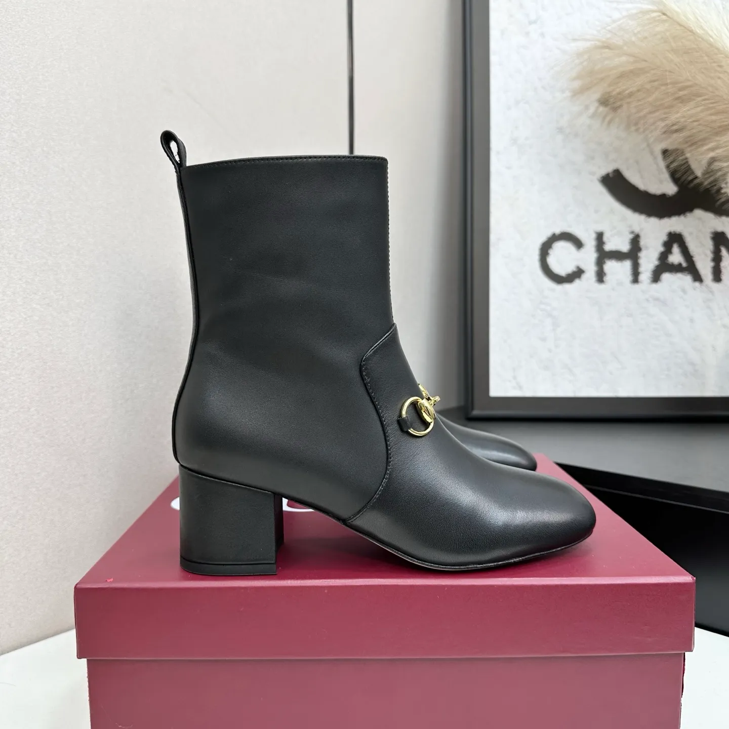 👟👟Ex-factory price 740👟👟 Gucci Gucci 2025G new autumn and winter classic horsebit thick heel short boots. The main series is finally available, and the products are worth looking forward to! Original classics create new designs ✨ Purchasing agent level! Full of high-end feel! A favorite among bloggers at home and abroad, it is retro and fashionable, easy to wear and looks great on your feet! Mainly recommended by the official website, new colors are constantly updated 🆕 ▪️Upper: original calfskin/cloth ▪️Inner lining: imported sheepskin ▪️Outsole: Italian leather outsole ▪️Heel height: 3.5cm ▪️Shoe size: 35-39 (40.41.42 can be customized)